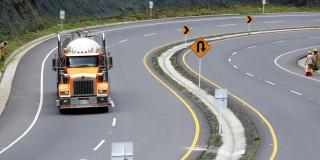 Tractomula por las carreteras de Cundinamarca