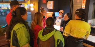 Foto que muestra personas hablando