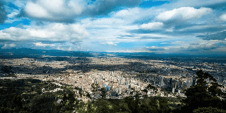 Panorámica de Bogotá en la que se ve un día resplandeciente con el cielo despejado.