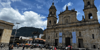 Panorámica de la Plaza de Bolívar de Bogotá en la que se aprecia un día soleado con cielo despejado.