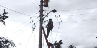 Imagen de un técnico de ENEL ralizando mantenimiento en un poste de luz.