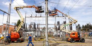Foto que muestra trabajadores de Enel Colombia