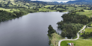 Imagen de un lago y al fondo de montañas cercanas a Bogotá