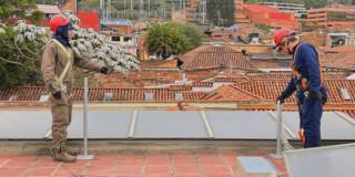 Imagen de personas colocando la Estación hidrometereológica