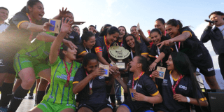Imagen del equipo campeón con su trofeo.
