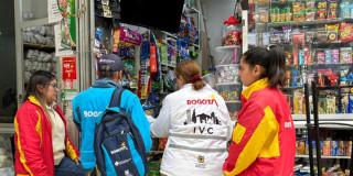 Imagen de funcionarios del Distrito en un puesto de comidas