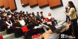 Foto que muestra personas sentadas en un auditorio