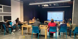 Foto que muestra personas reunidas hablando