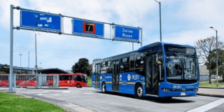 Imagen de un bus del SITP saliendo de un Portal