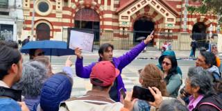 Foto que muestra personas reunidas hablando