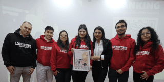 Foto de funcionarios de la Alcaldía Local de Los Mártires recibiendo un reconocimiento