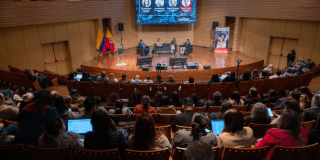 Foto de un auditorio en la Alcaldía en el lanzamiento del libro del FONCEP