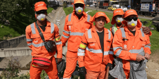 Foto de funcionarios del Distrito en operativo de limpieza