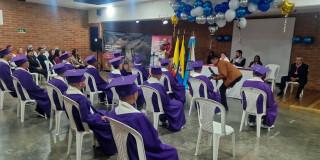 En la foto todos los que se están graduando