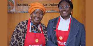 Imagen de dos mujeres afro que usan delantal de Sabor Bogotá