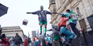 Imagen de un espectáculo de sanqueros en la Plaza de Bolívar