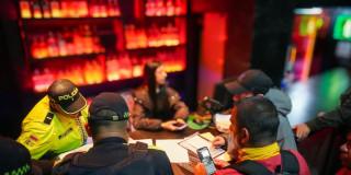 En la foto las autoridades haciendo operativos de control a un bar de la zona