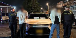 En la foto los dos detenidos con el carro recuperado.