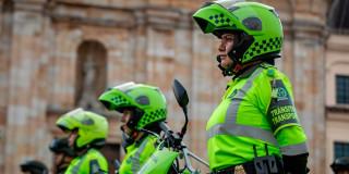 en la foto unos policías haciendo fila