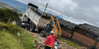 Foto de funcionarios del Distrito en operativo de limpieza