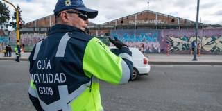 Foto de una agente de trásnito en una vía de Bogotá