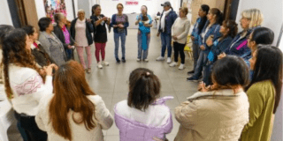 Grpo de un grupo de mujeres en círculo