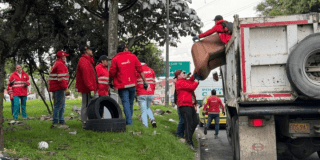 Foto de funcionarios del Distrito en operativo de limpieza