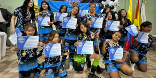 Imagen de niñas deportistas recibiendo un certificado