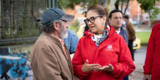 Foto que muestra a dos personas hablando