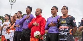 Equipo de fútbol cantando el himno nacional