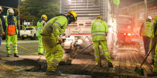 Foto de tres trabajadores del IDU en un frente de obra de Bogotá