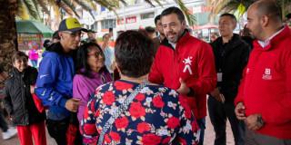 Alcalde Galán conversando con la comunidad en la localidad de Engativá.