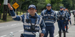 Foto de varios agentes en una vía de Bogotá