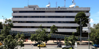 Foto que muestra un edificio blanco que corresponde a la fachada de la Secretaria de Educación