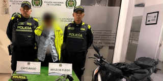 Capturado policía falso, junto al arma y la moto incautadas, en medio de dos policías reales.