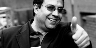 Retrato en blanco y negro del periodista Alberto Salcedo Ramos.