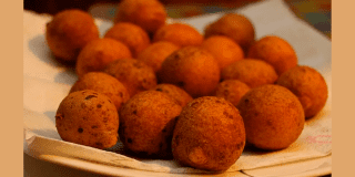 Imagen de un plato con muchos buñuelos bien dorados.