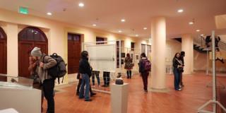 Imagen de personas en exposición de arte en la FUGA