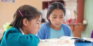 Niños leyendo - Foto: travelclubsolidario.wordpress.com Niños leyendo - Foto: travelclubsolidario.wordpress.com